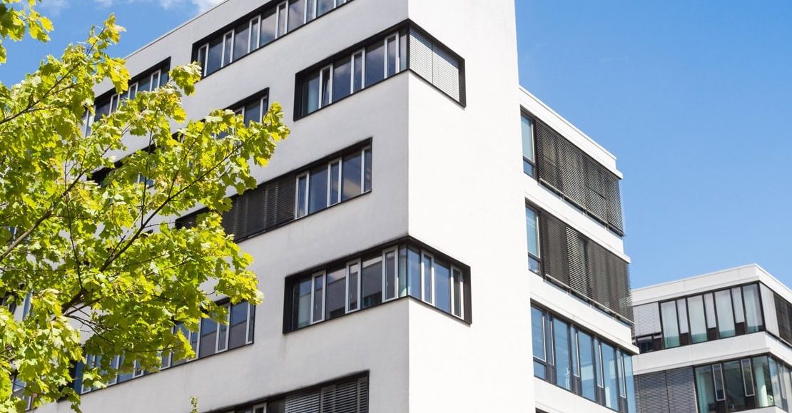 Hochhaus, modernes Bürogebäude in Deutschland - Borkenhagen Immobilien