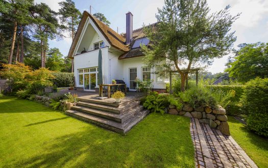 Exklusives Reetdachhaus in bester Lage von Buchholz i.d.N. – Architektenhaus mit Blick ins Grüne!