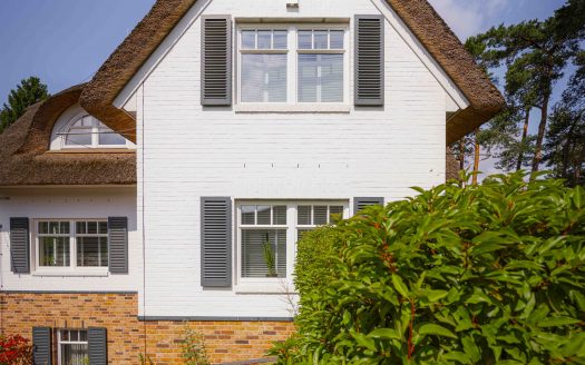 Exklusives Reetdachhaus in bester Lage von Buchholz i.d.N. – Architektenhaus mit Blick ins Grüne!