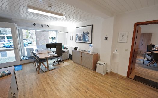 Strahlend helle Büro-/Ladenfläche in zentraler Lage!