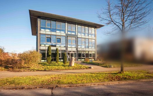 Modernes Büroinvestment nahe Hamburg – Vollvermietet mit zusätzlichem Entwicklungspotenzial!