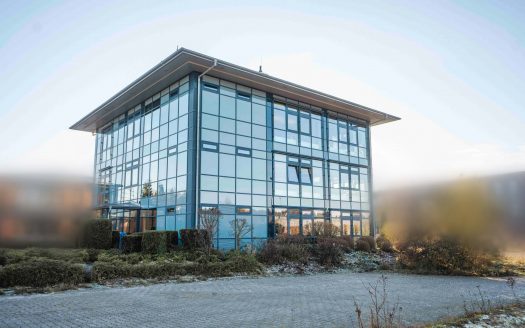 Modernes Büroinvestment nahe Hamburg – Vollvermietet mit zusätzlichem Entwicklungspotenzial!